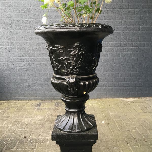 Grote foto bloempot vaas uit vol steen sokkel zwart tuin en terras bloempotten