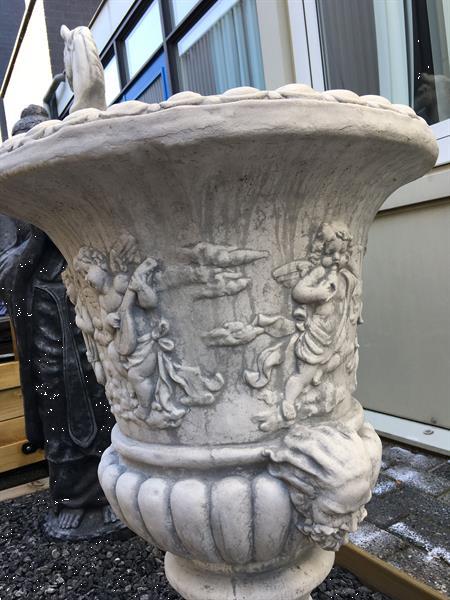 Grote foto opvallende bloempot vaas uit vol steen met engelen tuin en terras bloempotten