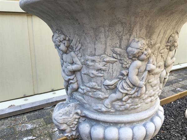Grote foto opvallende bloempot vaas uit vol steen met engelen tuin en terras bloempotten