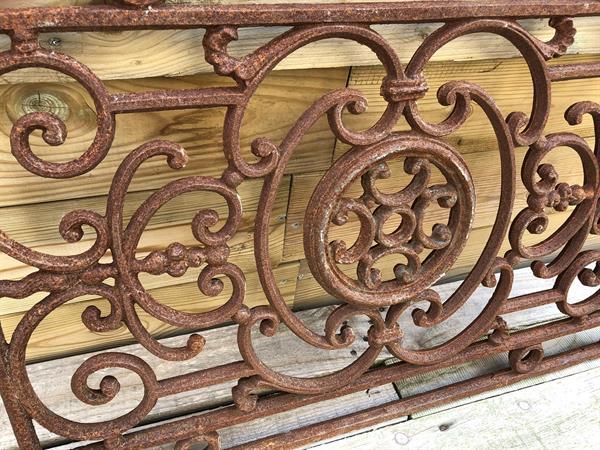 Grote foto balkon reling groot raam rooster gietijzer tuin en terras tuindecoratie