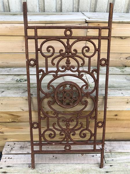 Grote foto balkon reling groot raam rooster gietijzer tuin en terras tuindecoratie