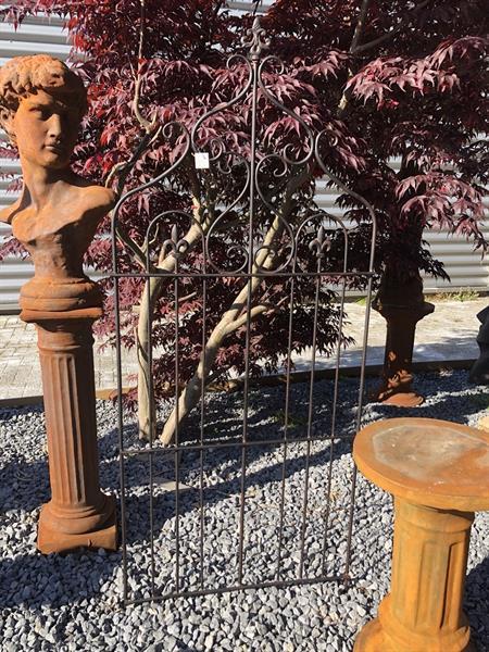 Grote foto sierhekwerk metaal met 2 tuinstekers tuin en terras hekken en schuttingen