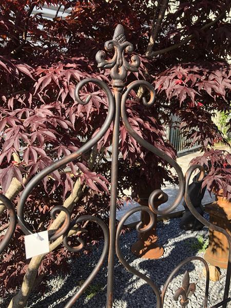 Grote foto sierhekwerk metaal met 2 tuinstekers tuin en terras hekken en schuttingen