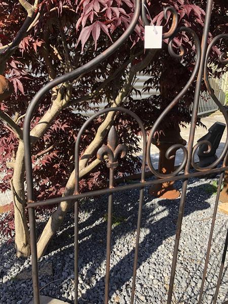 Grote foto sierhekwerk metaal met 2 tuinstekers tuin en terras hekken en schuttingen