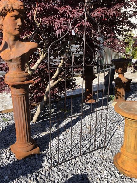 Grote foto sierhekwerk metaal met 2 tuinstekers tuin en terras hekken en schuttingen