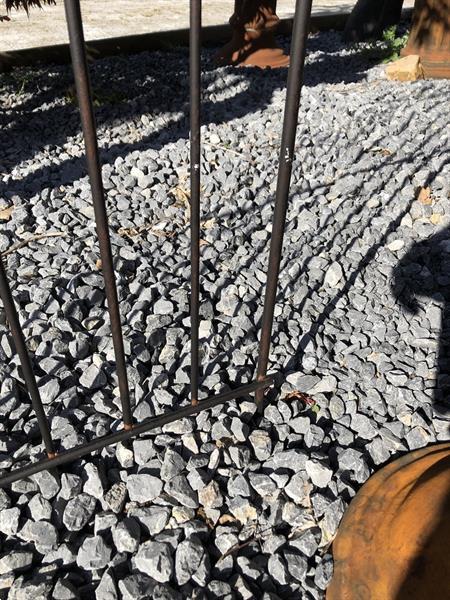 Grote foto sierhekwerk metaal met 2 tuinstekers tuin en terras hekken en schuttingen