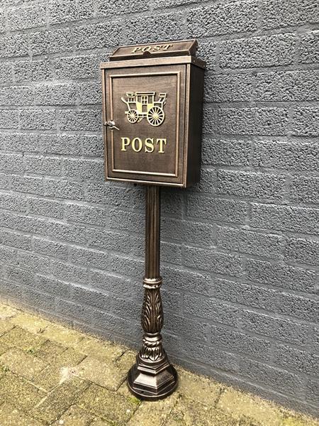 Grote foto staande brievenbus postbus brons kleur tuin en terras tuindecoratie