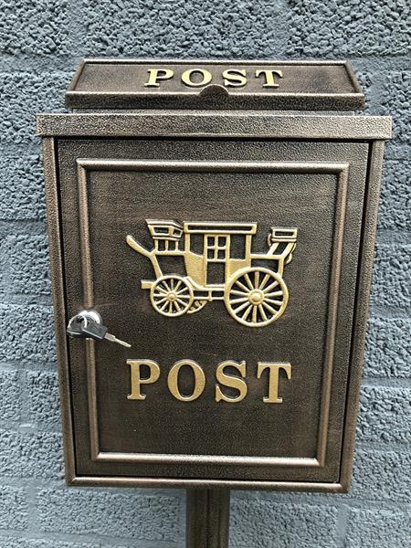 Grote foto staande brievenbus postbus brons kleur tuin en terras tuindecoratie