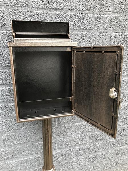 Grote foto staande brievenbus postbus brons kleur tuin en terras tuindecoratie