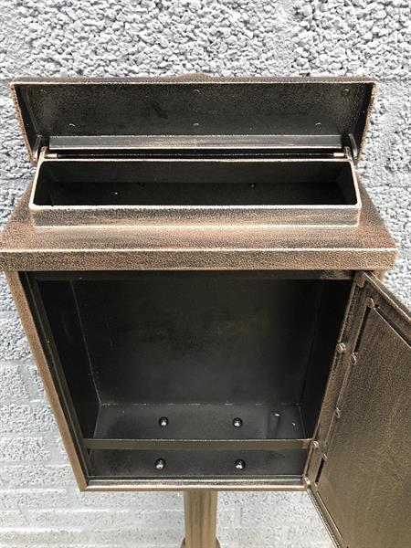Grote foto staande brievenbus postbus brons kleur tuin en terras tuindecoratie