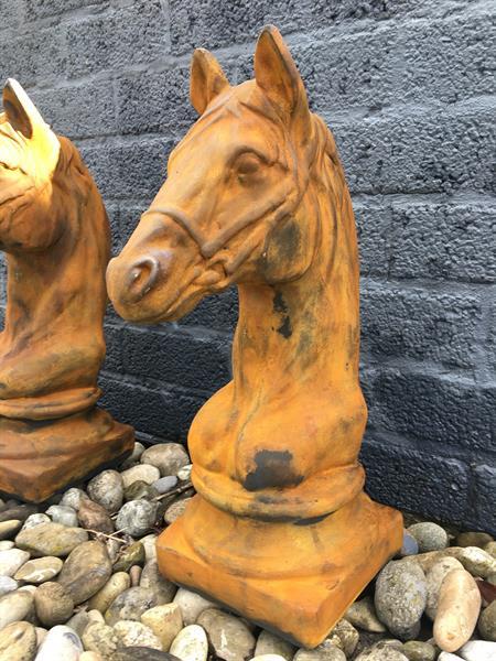Grote foto sculptuur paardenhoofd in oxide steen tuin en terras tuinbeelden en tuinkabouters