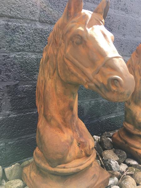 Grote foto sculptuur paardenhoofd in oxide steen tuin en terras tuinbeelden en tuinkabouters