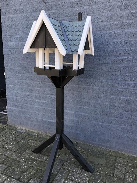 Grote foto een groot vogelhuis staande villa voor vogels tuin en terras tuindecoratie