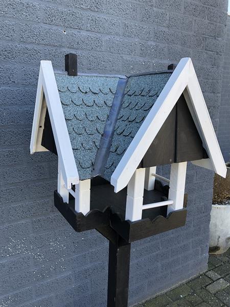 Grote foto een groot vogelhuis staande villa voor vogels tuin en terras tuindecoratie