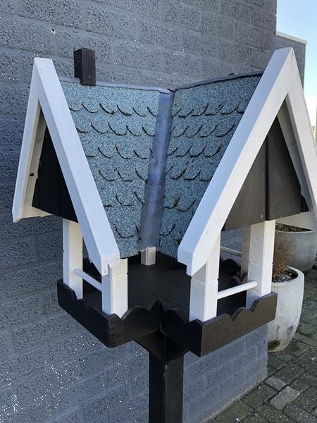 Grote foto een groot vogelhuis staande villa voor vogels tuin en terras tuindecoratie