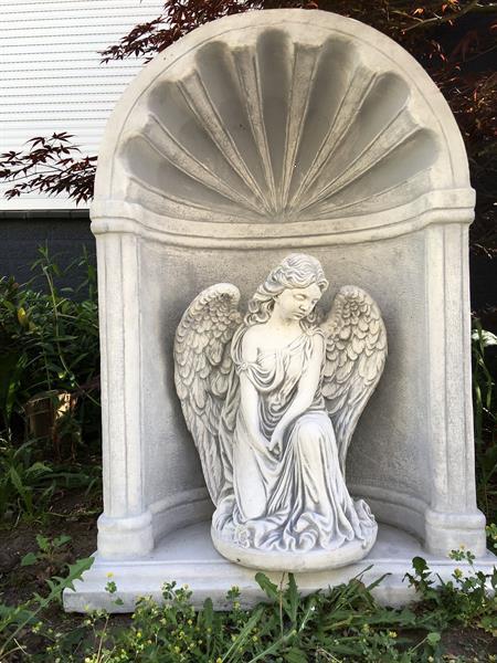 Grote foto engelenbeeld in een bidkapel engel van steen tuin en terras tuinbeelden en tuinkabouters