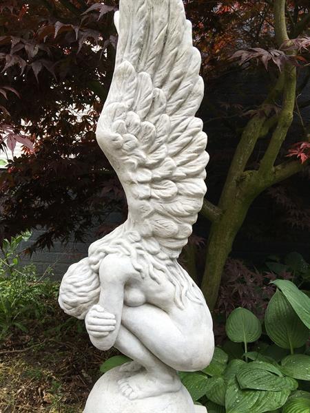 Grote foto groot engelenbeeld stenen tuinbeeld engel tuin en terras tuinbeelden en tuinkabouters