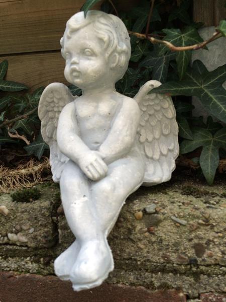 Grote foto klein engelenbeeld engelbeeldje steen zittend tuin en terras tuinbeelden en tuinkabouters