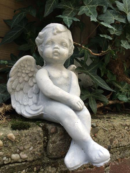 Grote foto klein engelenbeeld engelbeeldje steen zittend tuin en terras tuinbeelden en tuinkabouters