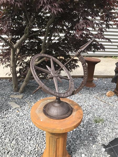 Grote foto gietijzeren zonnewijzer tuindecoratie tuin en terras tuindecoratie