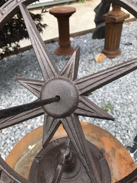 Grote foto gietijzeren zonnewijzer tuindecoratie tuin en terras tuindecoratie
