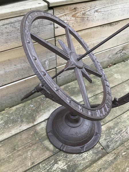 Grote foto gietijzeren zonnewijzer tuindecoratie tuin en terras tuindecoratie