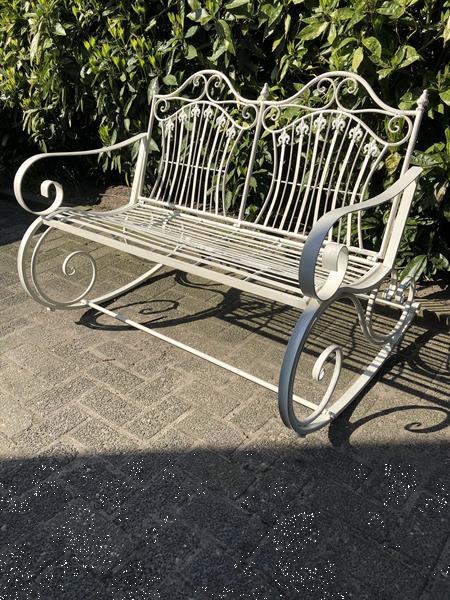 Grote foto prachtige vol smeedijzeren schommelbank tuin en terras tuindecoratie