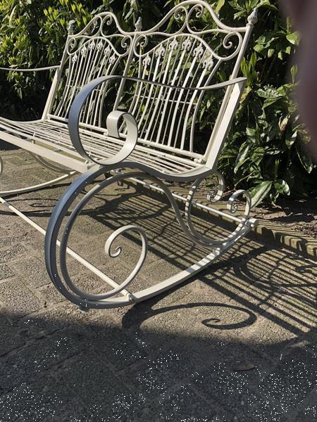 Grote foto prachtige vol smeedijzeren schommelbank tuin en terras tuindecoratie