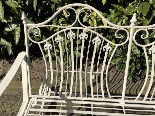 Grote foto prachtige vol smeedijzeren schommelbank tuin en terras tuindecoratie