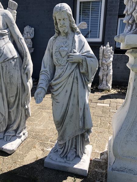 Grote foto een groot tuinbeeld jezus steen heilig hart tuin en terras tuinbeelden en tuinkabouters