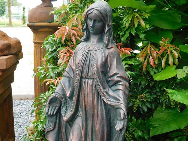 Grote foto fraai kerkelijk beeld van maria tuin en terras tuinbeelden en tuinkabouters