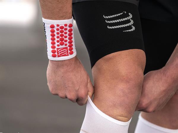 Grote foto compressport sweatband white per stuk sport en fitness loopsport en atletiek