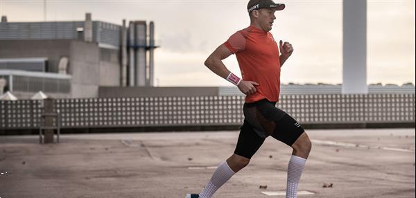 Grote foto compressport sweatband white per stuk sport en fitness loopsport en atletiek