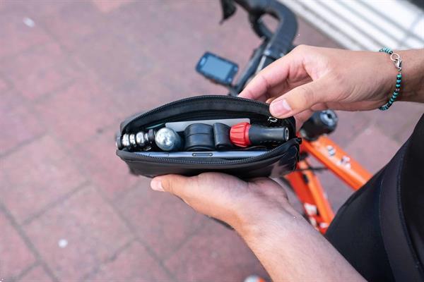 Grote foto the pack essentials fietscase sky blue per stuk sport en fitness fietsen en wielrennen