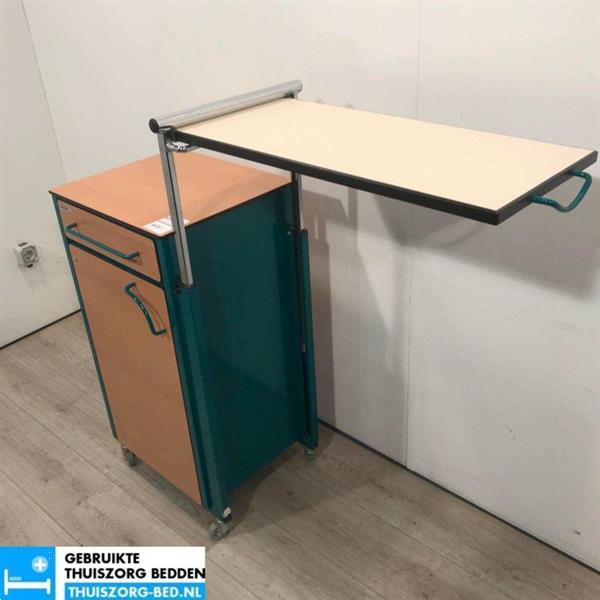 Grote foto ziekenhuis nachtkastjes tafelblad verstelbaar kantelbaar diversen verpleegmiddelen en hulpmiddelen