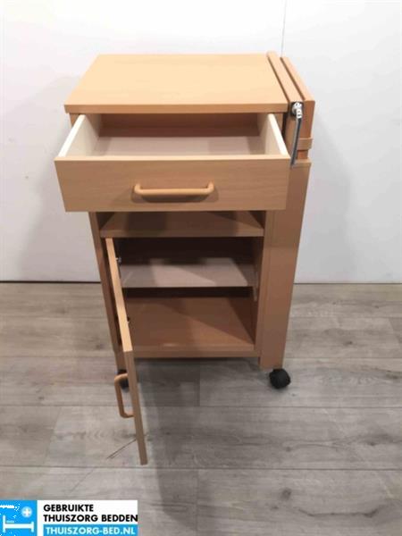 Grote foto ziekenhuis nachtkastjes tafelblad verstelbaar kantelbaar diversen verpleegmiddelen en hulpmiddelen