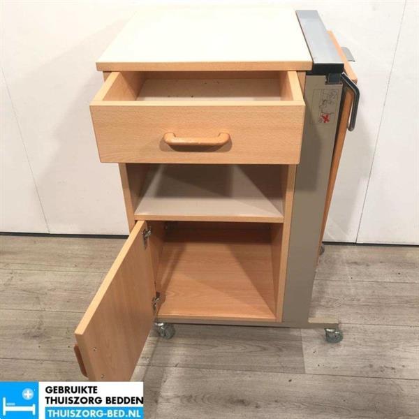 Grote foto ziekenhuis nachtkastjes tafelblad verstelbaar kantelbaar diversen verpleegmiddelen en hulpmiddelen