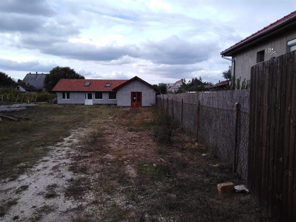 Grote foto ruim l vormig woonhuis in het midden van hongarije huizen en kamers nieuw europa