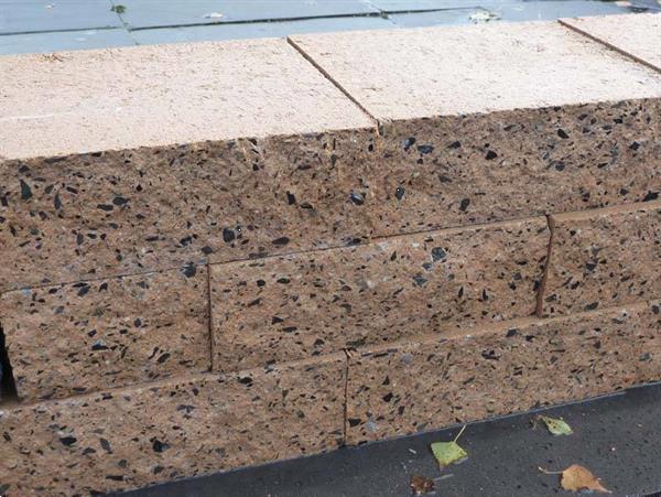 Grote foto stapelblokken geknipt vanaf 1 stuk tuin en terras sierstenen en rotsen