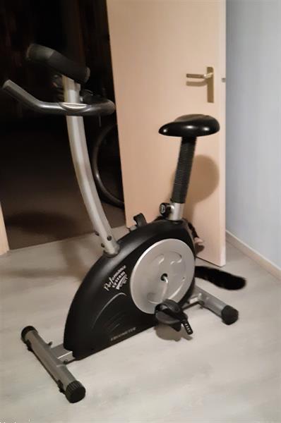 Grote foto een hometrainer een leuk cadeau voor sinterklaas sport en fitness fietsen en wielrennen
