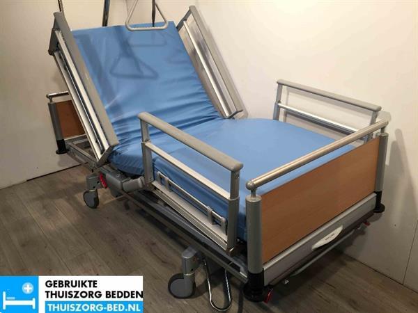 Grote foto hooglaagbed zorgbed thuiszorgbed nachtkastje diversen verpleegmiddelen en hulpmiddelen