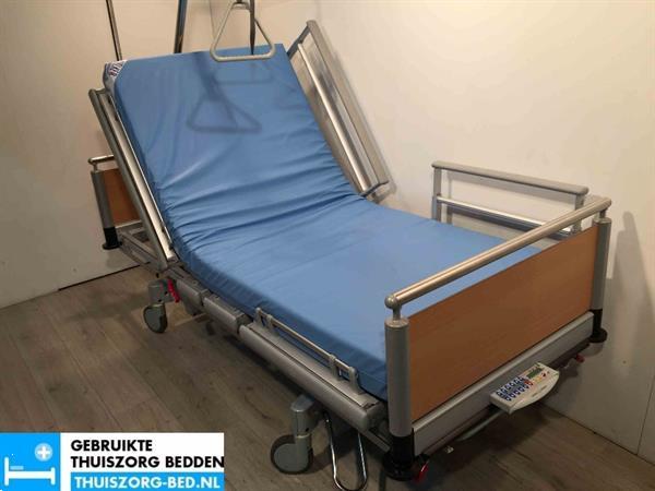 Grote foto hooglaagbed zorgbed thuiszorgbed nachtkastje diversen verpleegmiddelen en hulpmiddelen