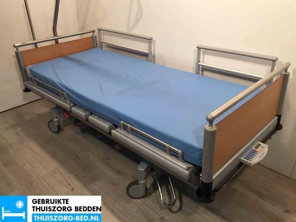 Grote foto hooglaagbed zorgbed thuiszorgbed nachtkastje diversen verpleegmiddelen en hulpmiddelen