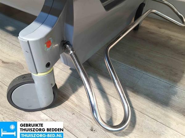 Grote foto hooglaagbed zorgbed thuiszorgbed nachtkastje diversen verpleegmiddelen en hulpmiddelen