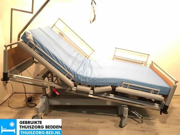 Grote foto hooglaagbed zorgbed thuiszorgbed nachtkastje diversen verpleegmiddelen en hulpmiddelen