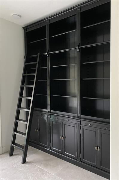 Grote foto zwarte bibliotheekkast met en zonder ladder huis en inrichting boekenkasten