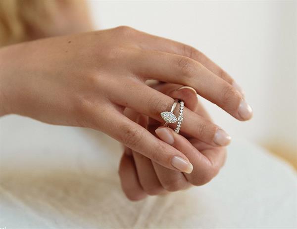 Grote foto excellent jewelry witgouden ring met bladvormig kopstuk met sieraden tassen en uiterlijk ringen voor haar