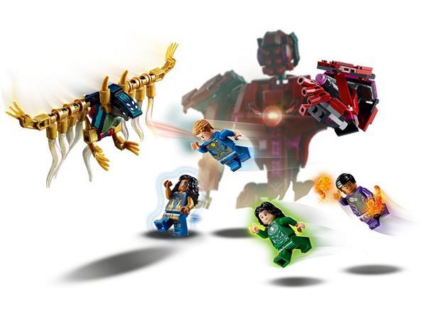Grote foto lego super heroes marvel 76155 eternals in de schaduw van a kinderen en baby duplo en lego