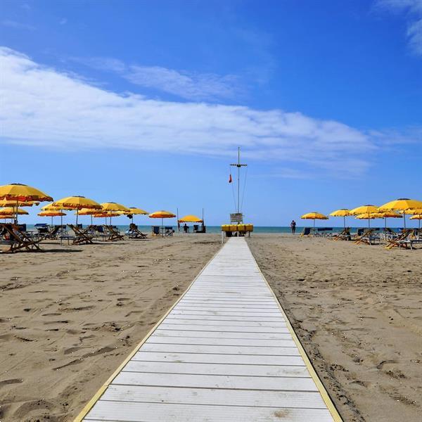 Grote foto stacaravan aan zee toscane itali viareggio vakantie campings