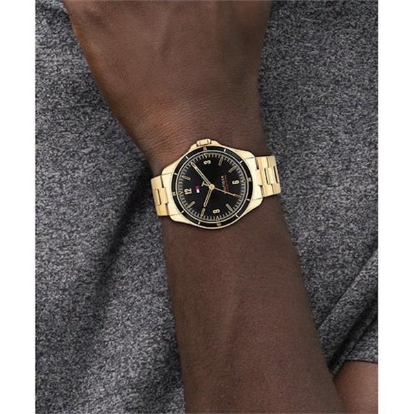 Grote foto tommy hilfiger maverick goudkleurig heren horloge met zwarte kleding dames horloges